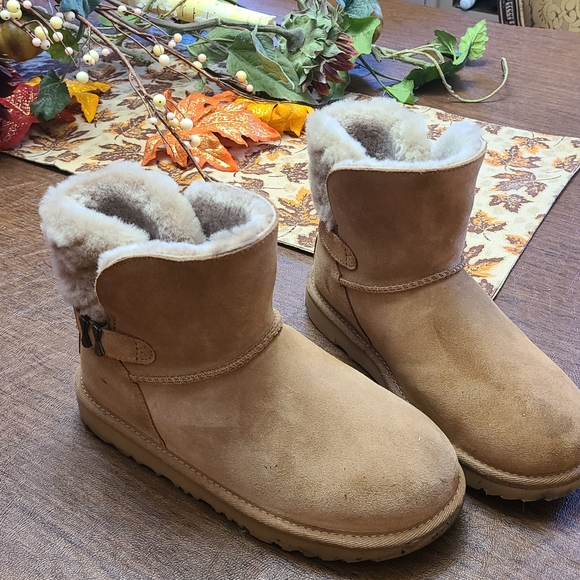 UGGS - Picture 2 of 5